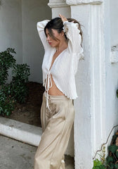 Lunise – Top with tie closure and pleat detail